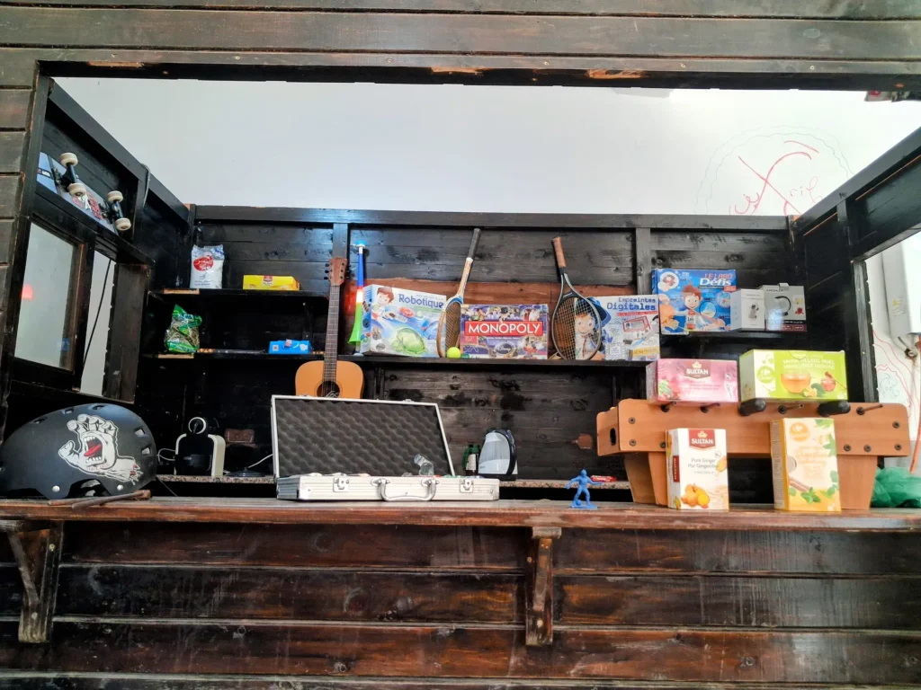 Wooden counter with board games and drinks at Xrif Cruz